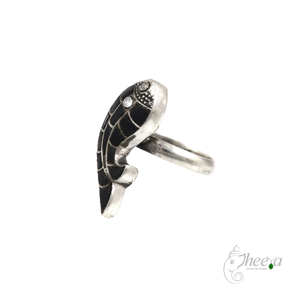 Fish Ring with Black Kundan image 2