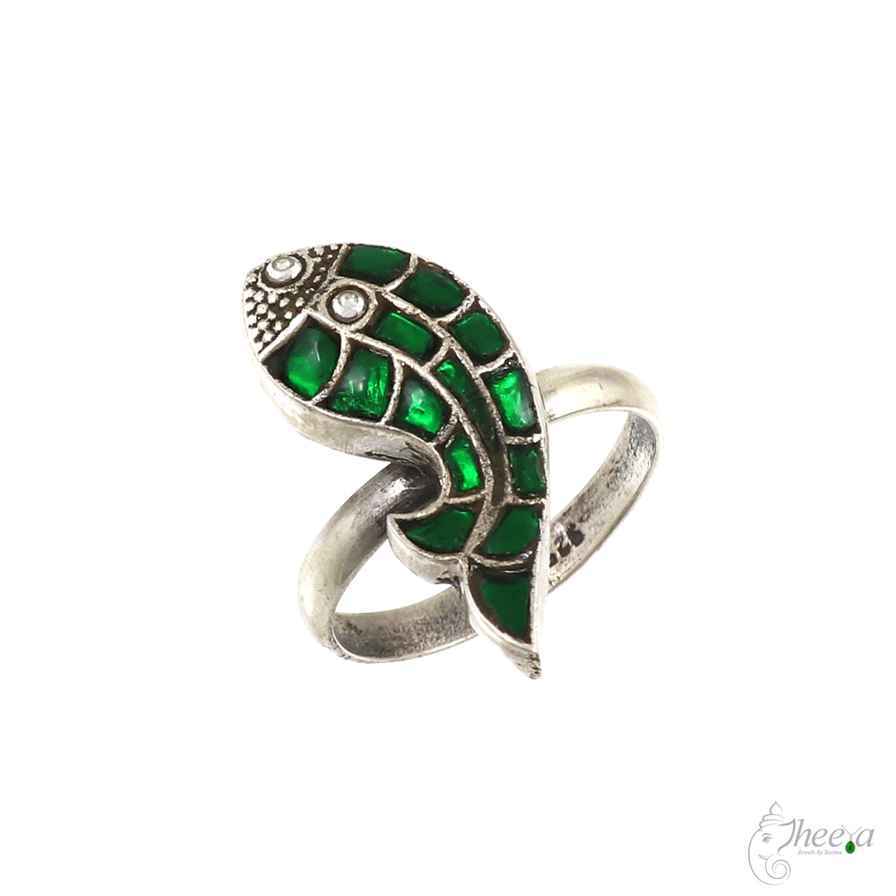 Fish ring with green kundan image 2
