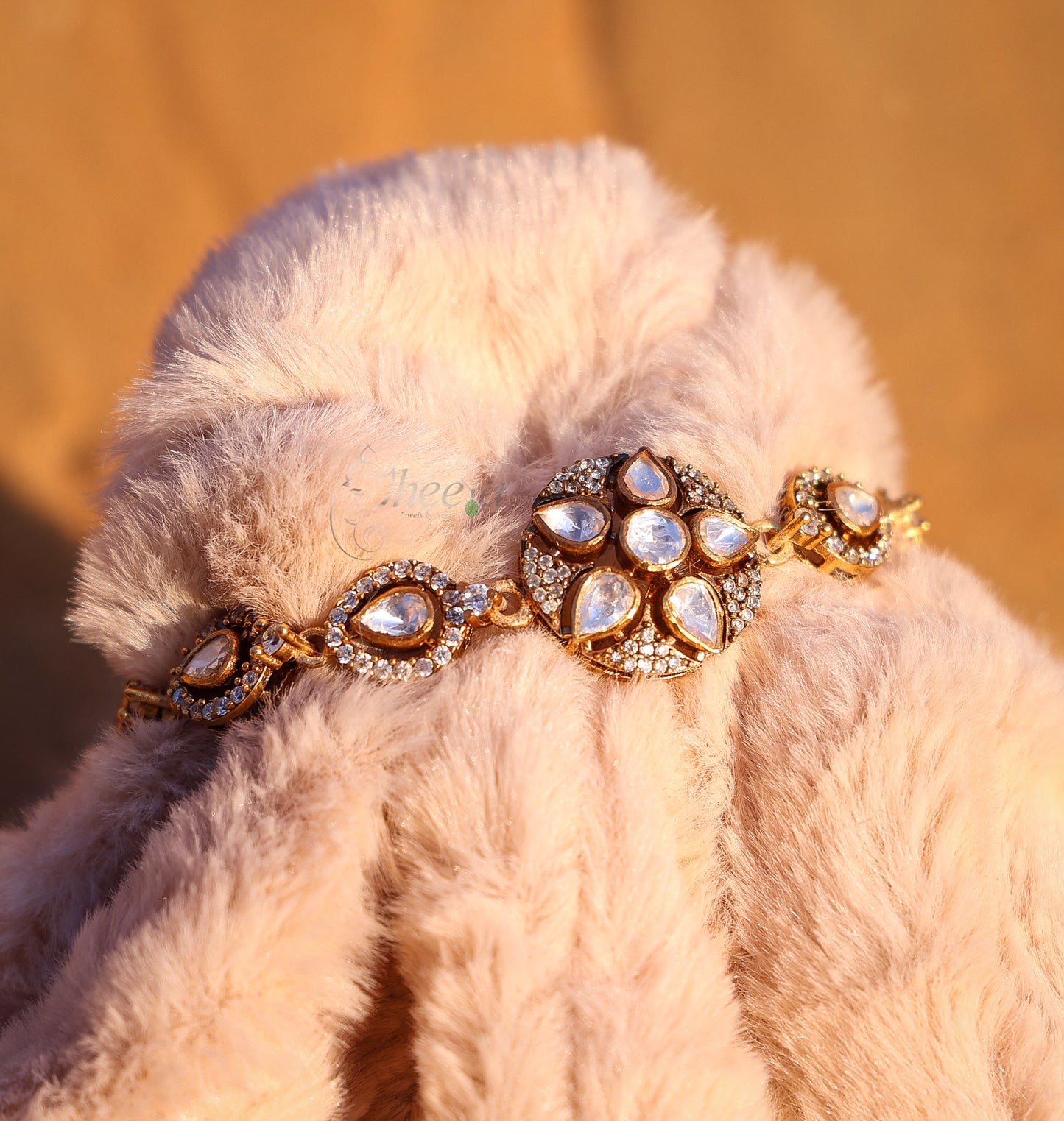 Round center white moissanaite bracelet