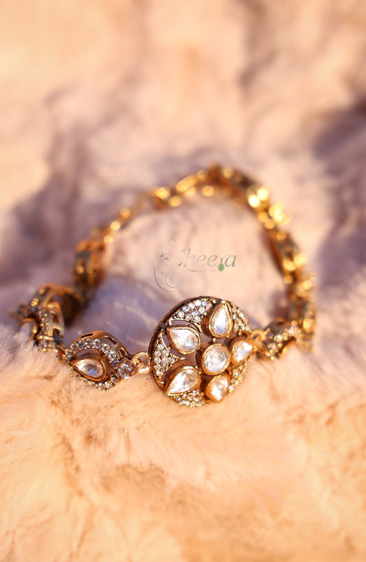 Round center white moissanaite bracelet