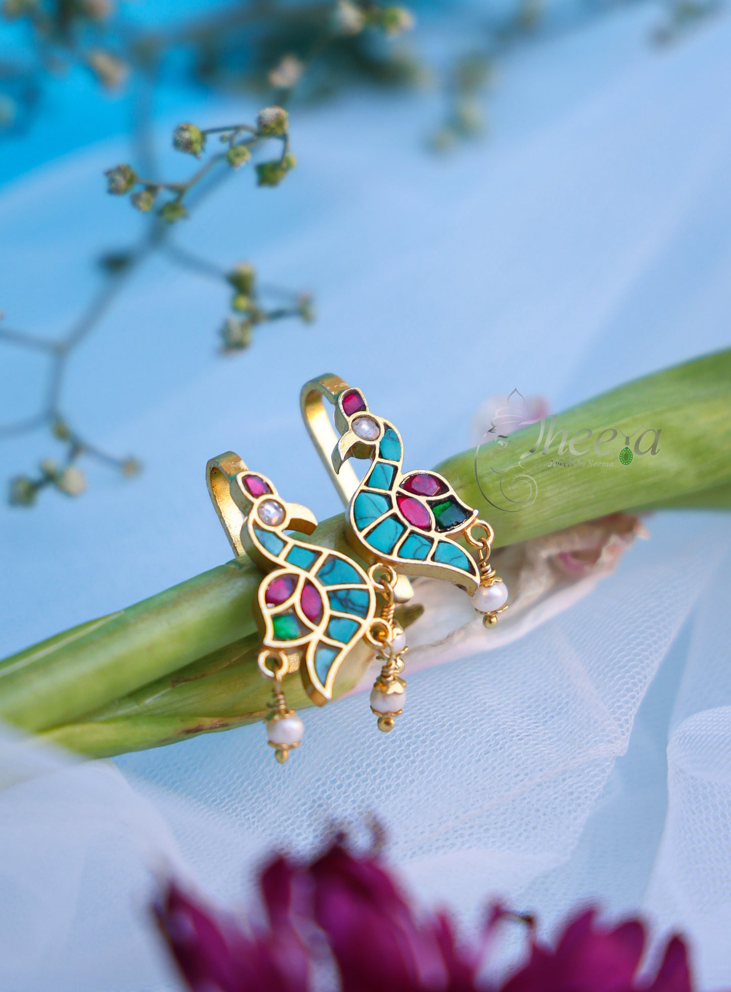 Turquoise and red bird bugadi