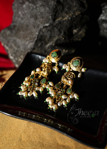 Green stud jadao kundan with pearls