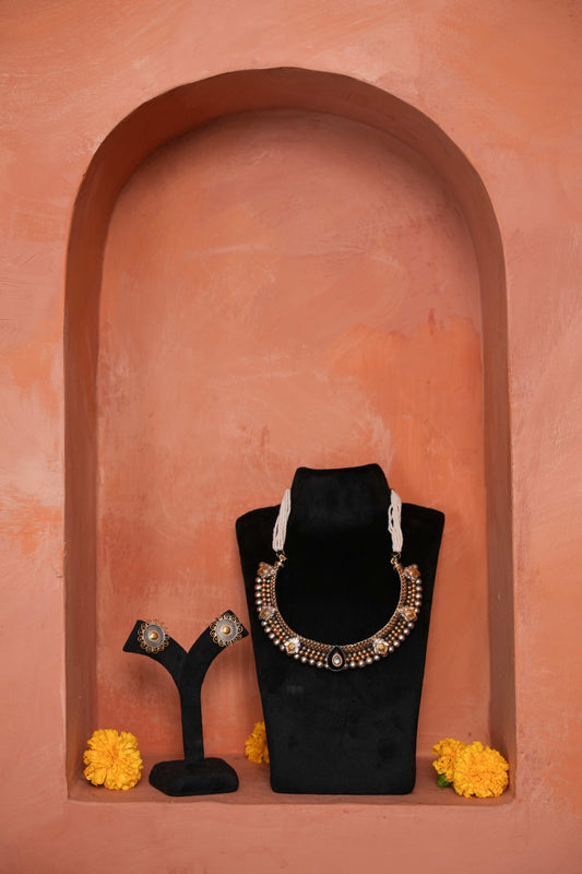 Riwaayat Kohlapuri Tussi with earrings