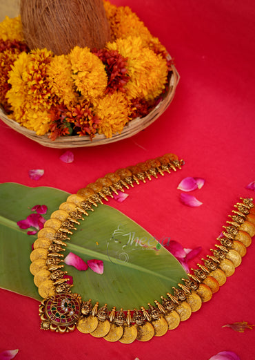 Close-up detailing of Temple Vilasam Long Kaasu Mala highlighting Antique Gold craftsmanship.