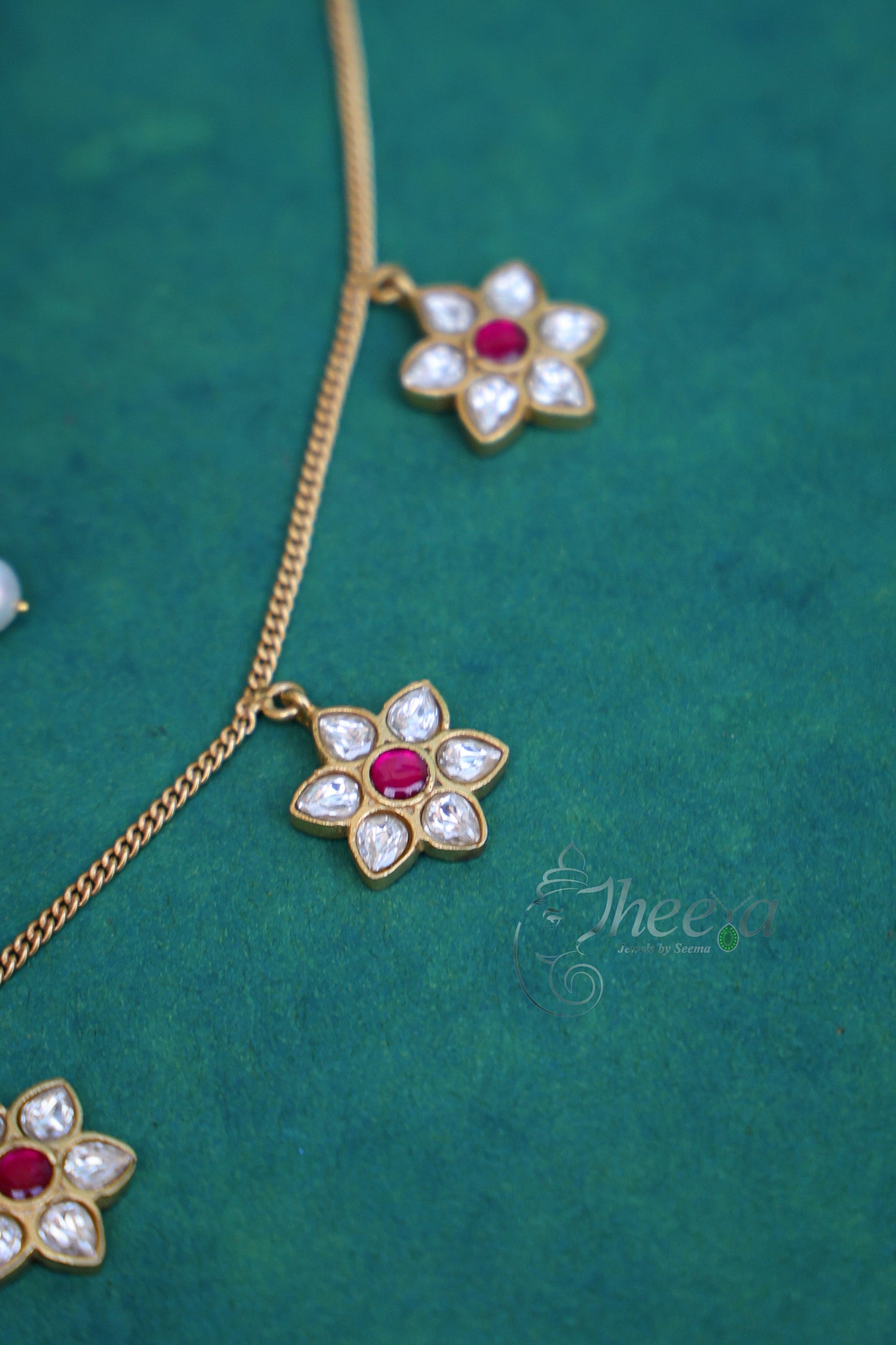 white flower necklacw set