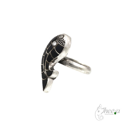 Fish Ring with Black Kundan image 2
