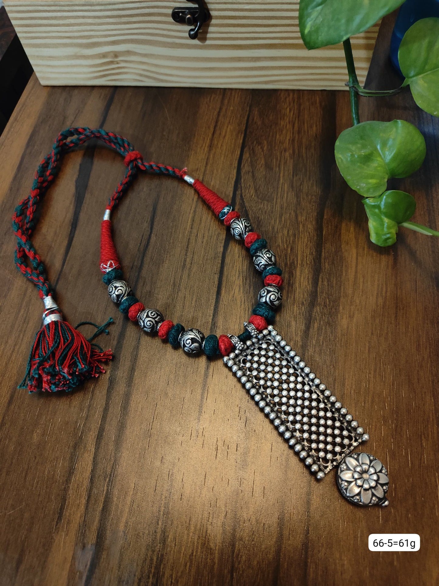 Dhaage red and green bar pendant Necklace image 0
