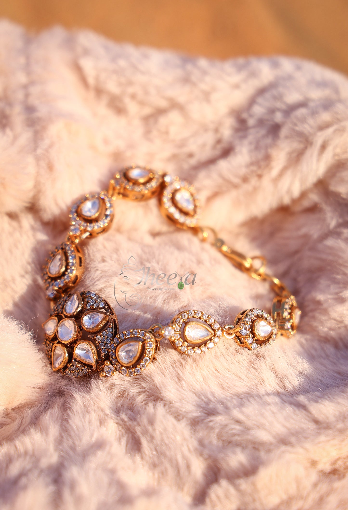 Round center white moissanaite bracelet