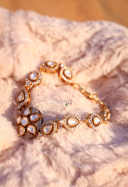 Round center white moissanaite bracelet