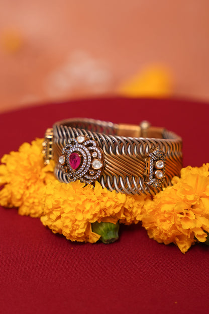 Jalebi Bangle with red stone