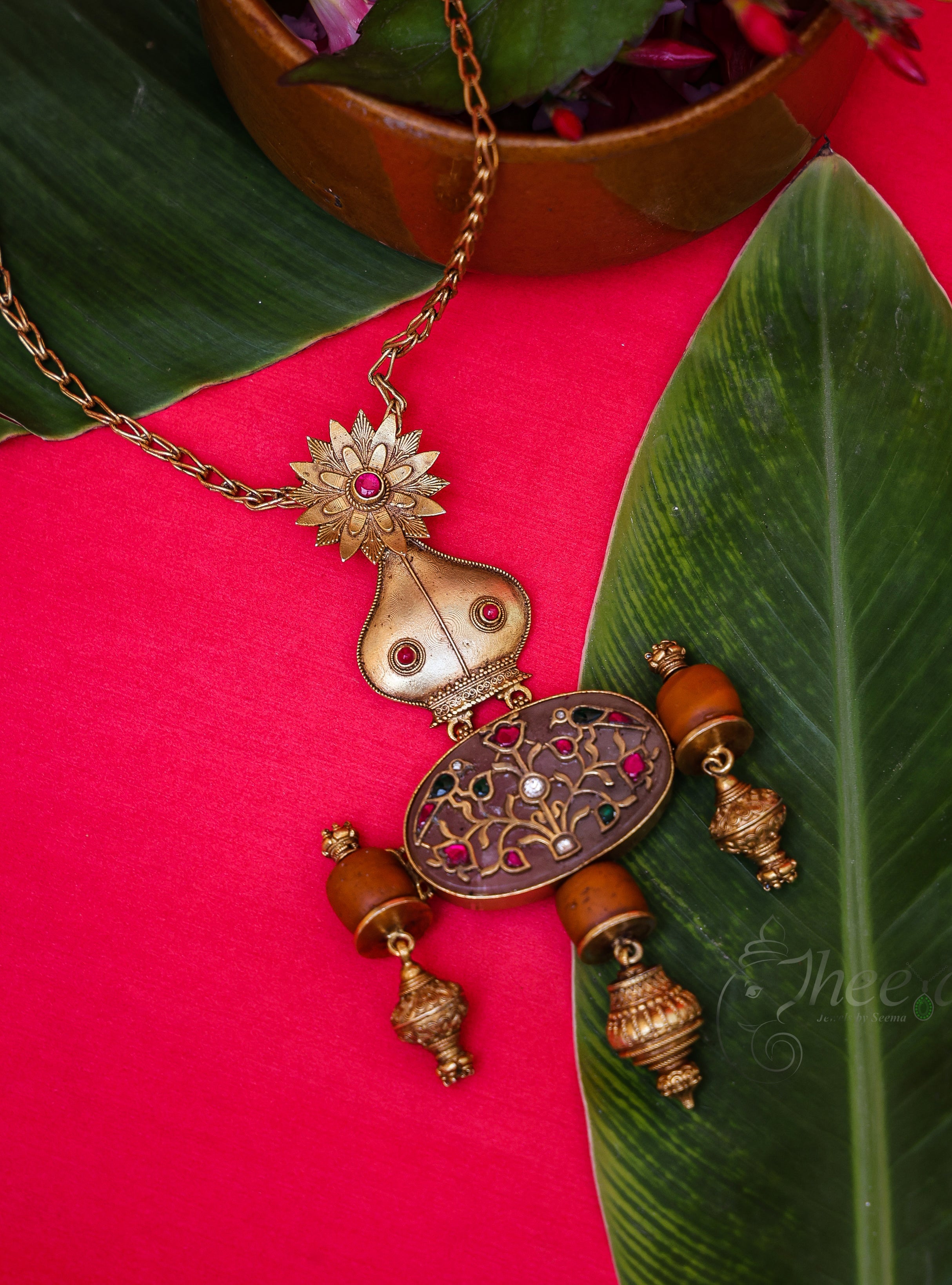 Sringaar Vintage inLay work with coral