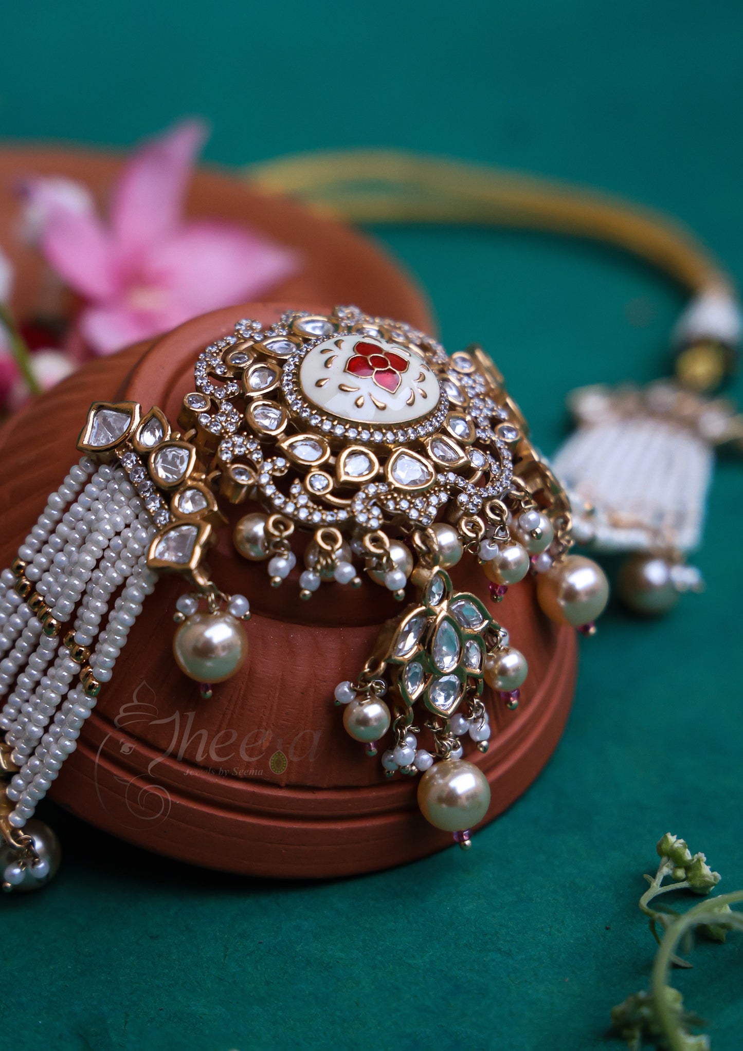 Riwaayat White pearl choker polki