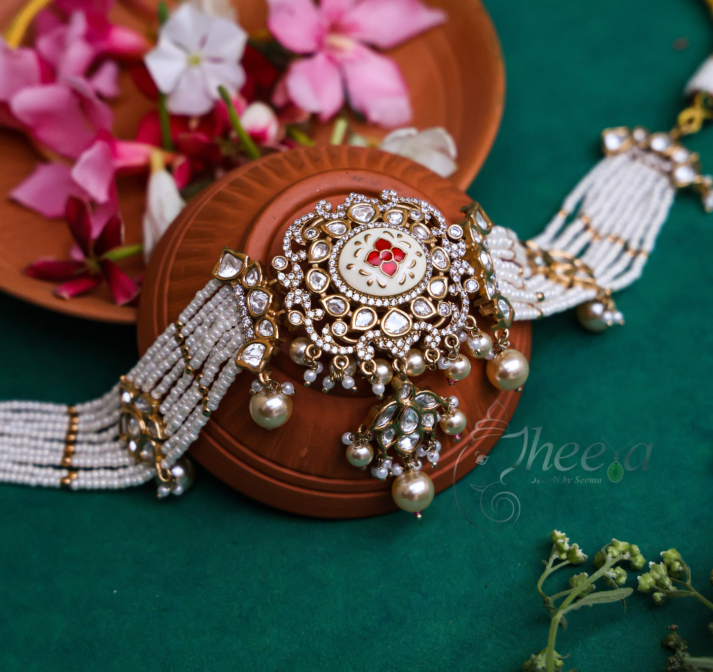 Riwaayat White pearl choker polki