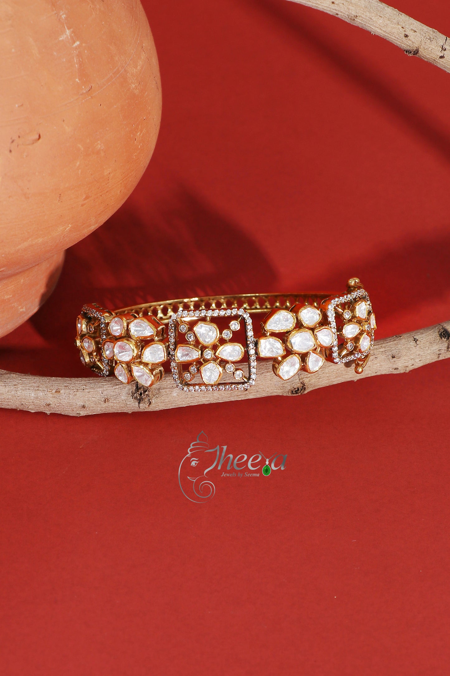 Ratnavalli Moisanite Single Bangle