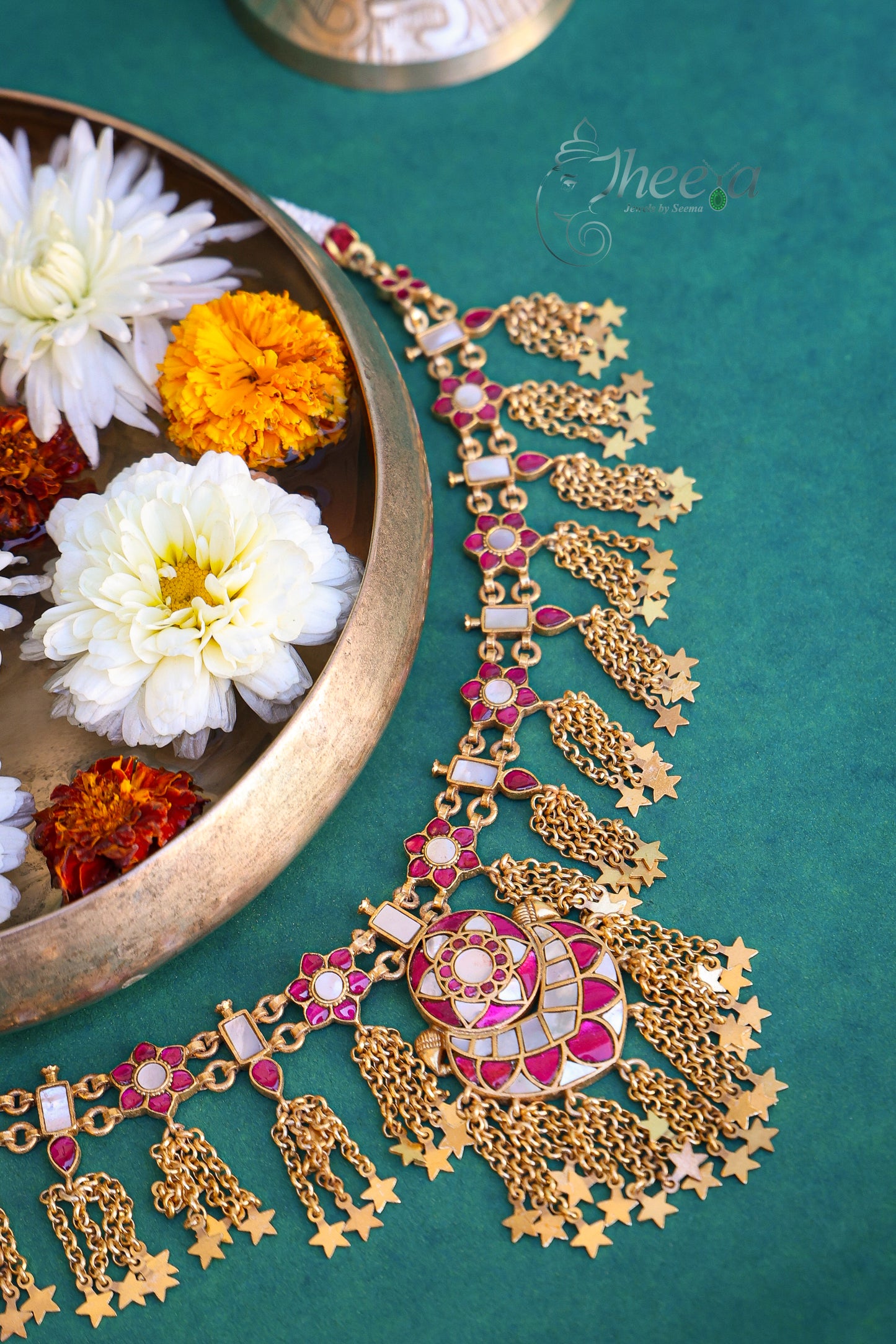 Red and white kundan necklace set with big pendant
