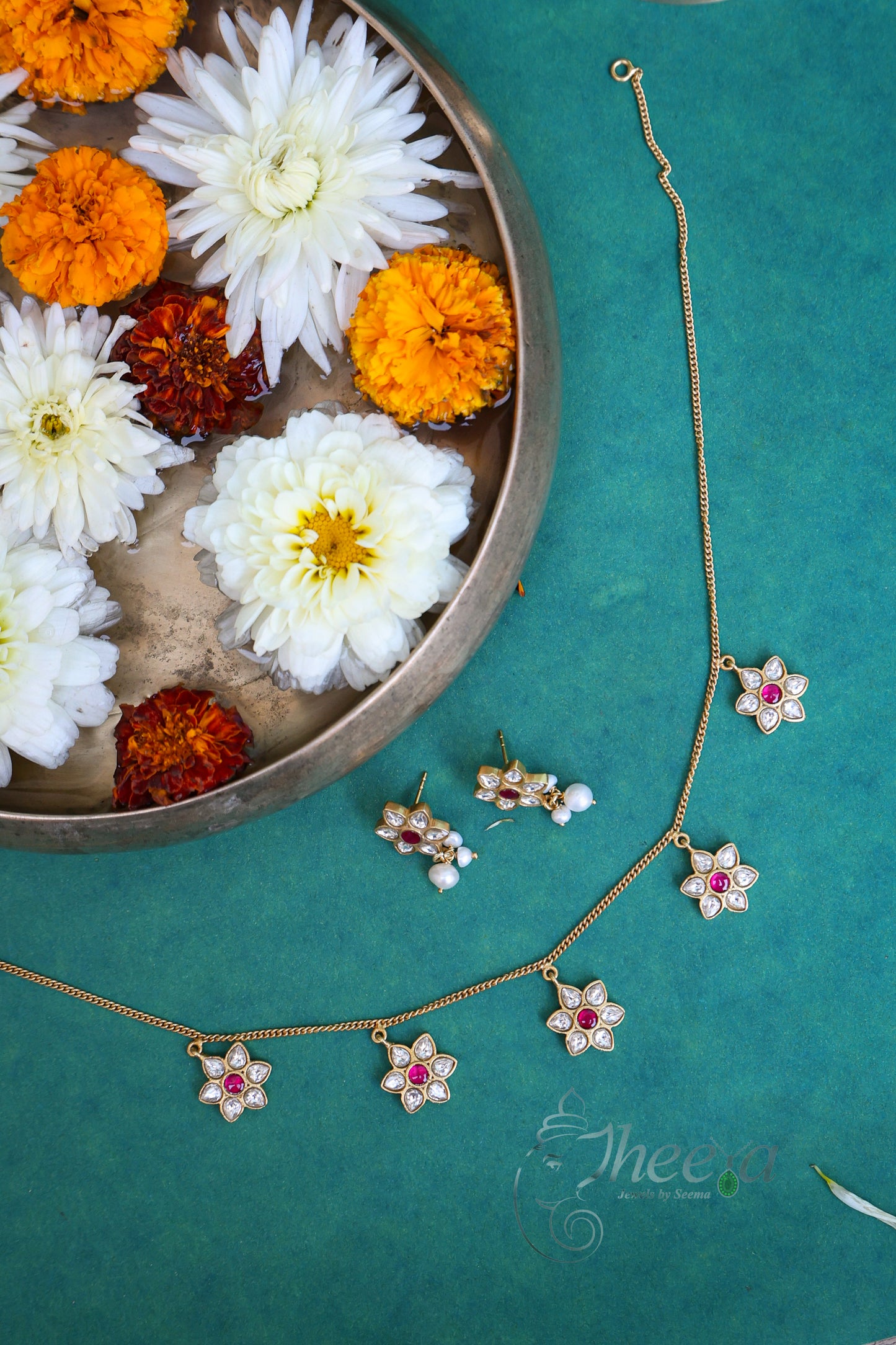 white flower necklacw set