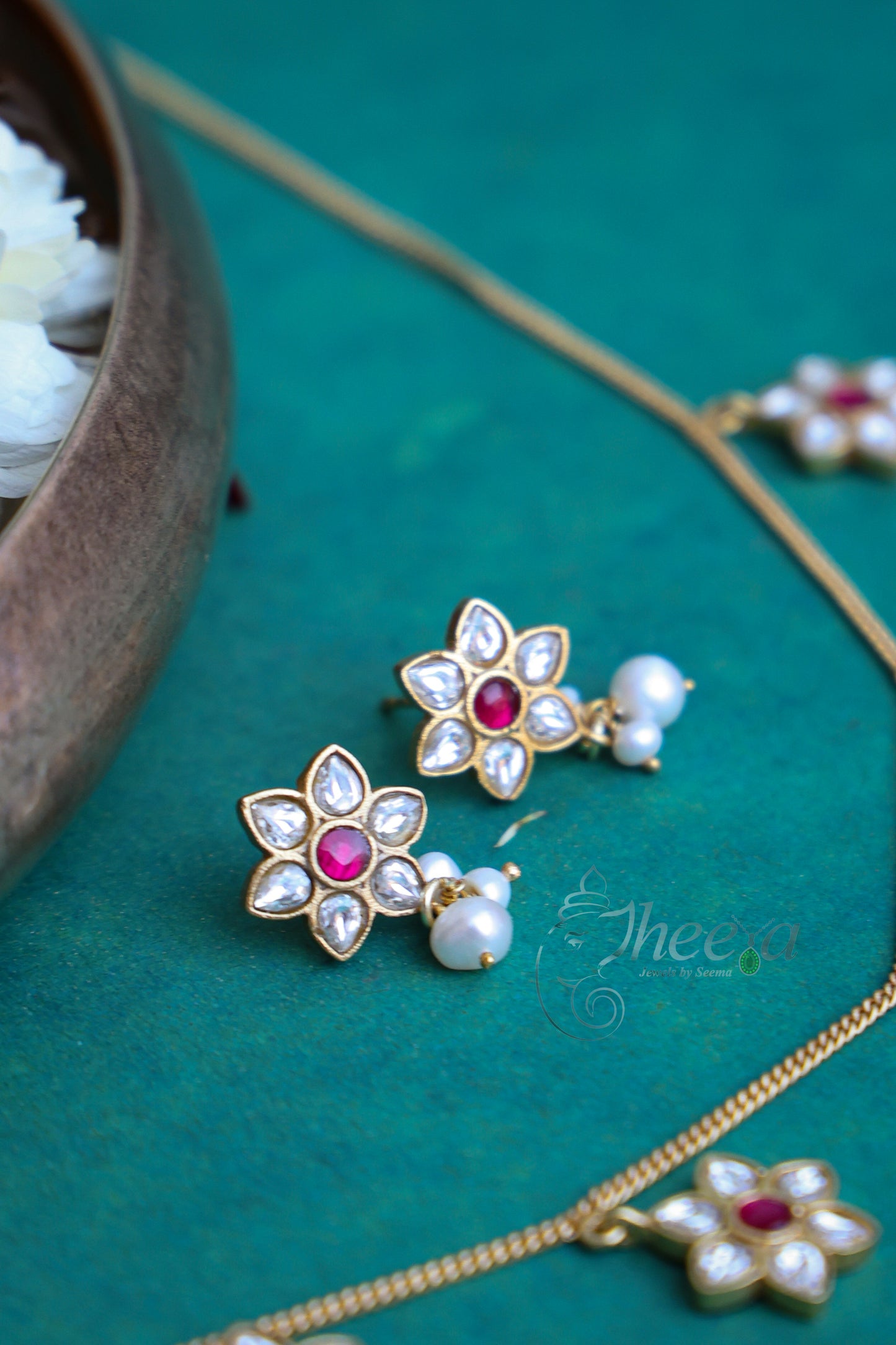 white flower necklacw set