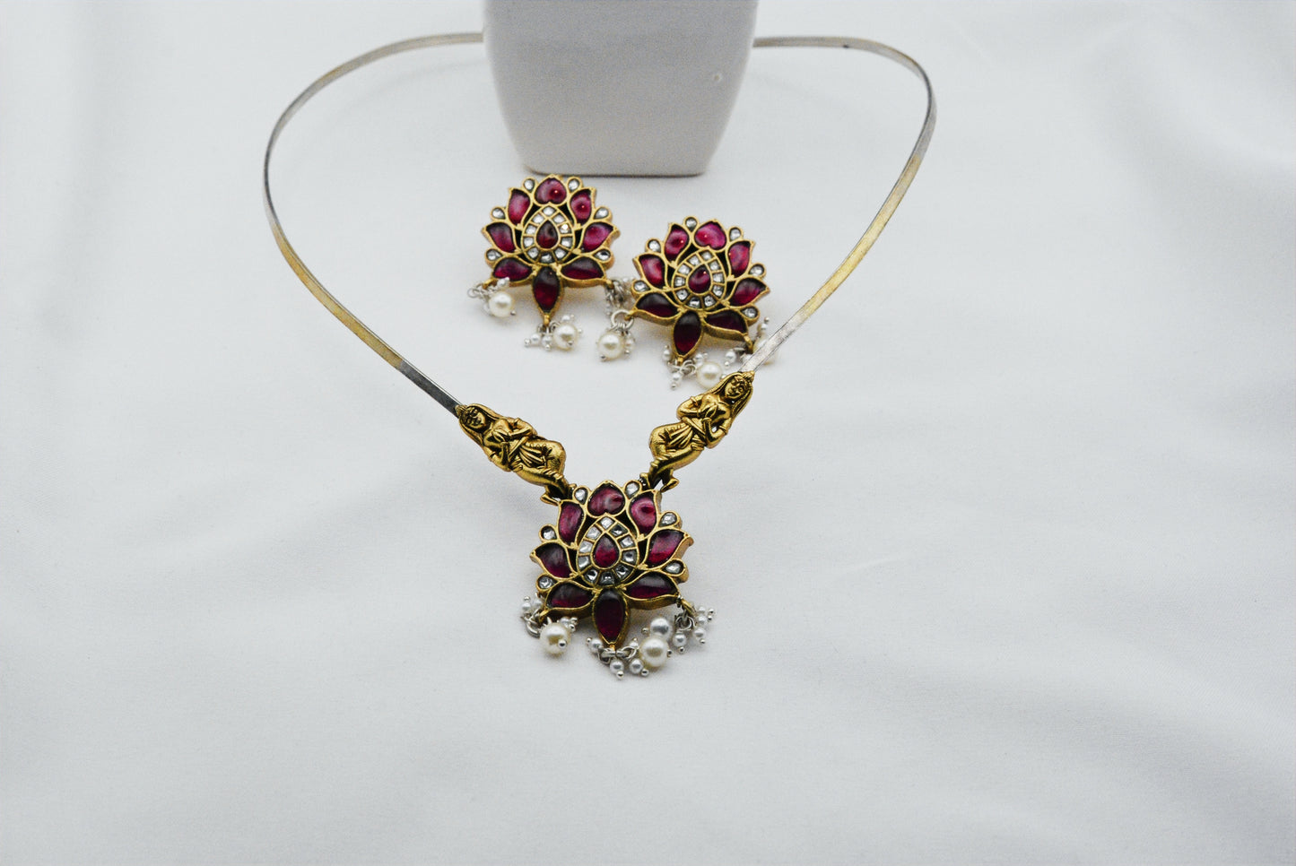 V Shape Kundan Hasli set image 0