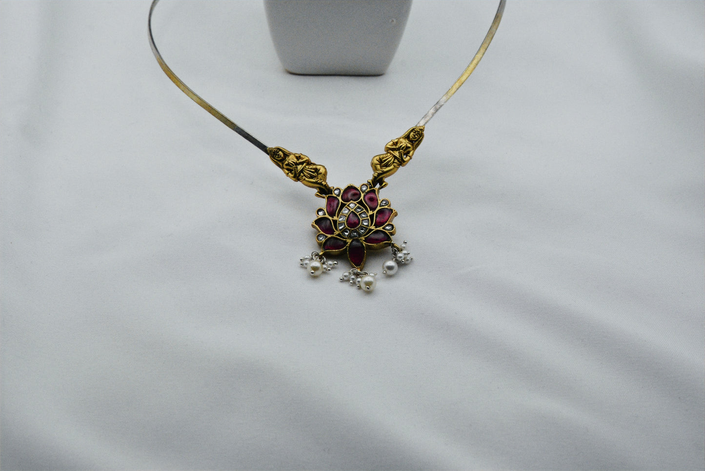 V Shape Kundan Hasli set image 1