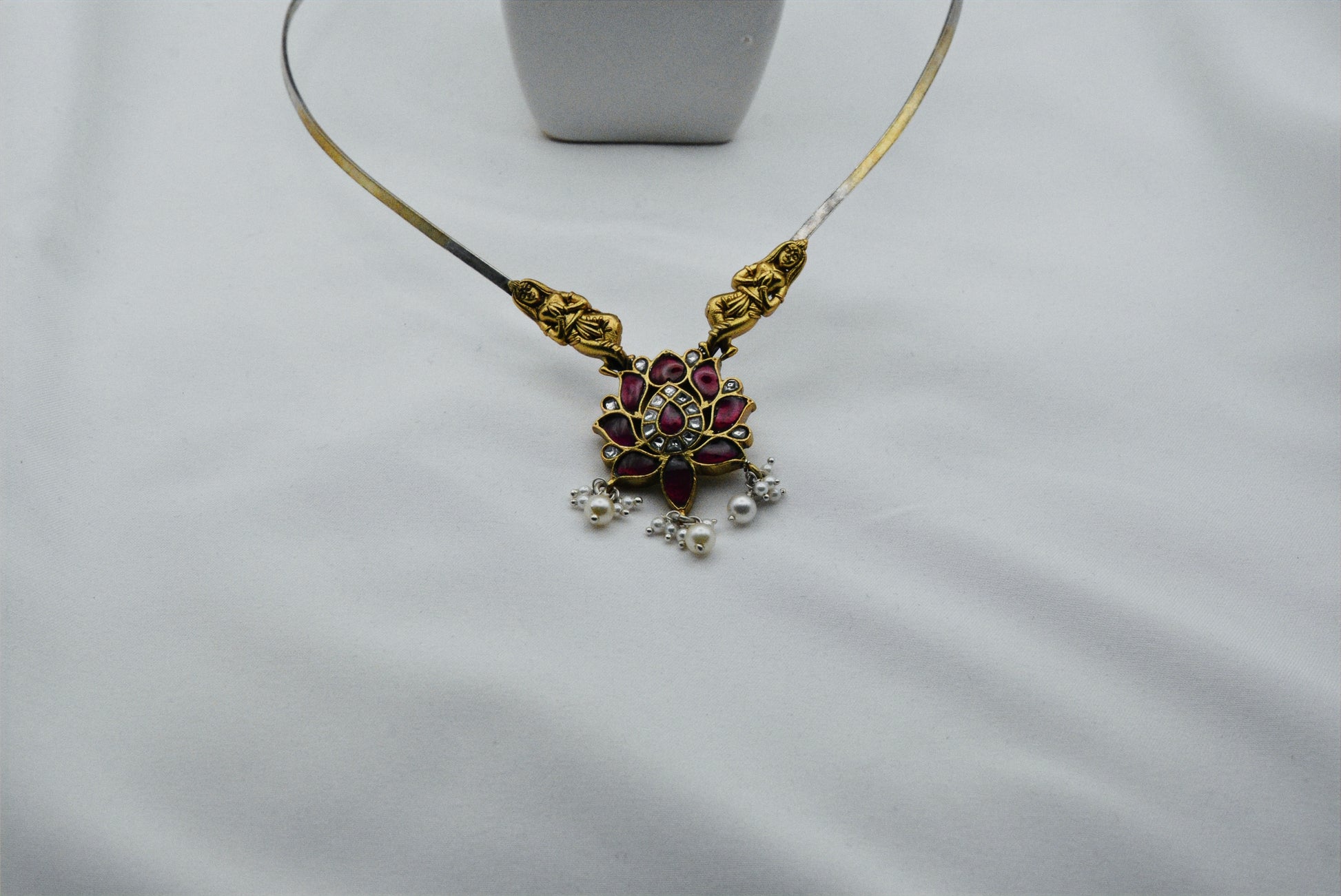 V Shape Kundan Hasli set image 1