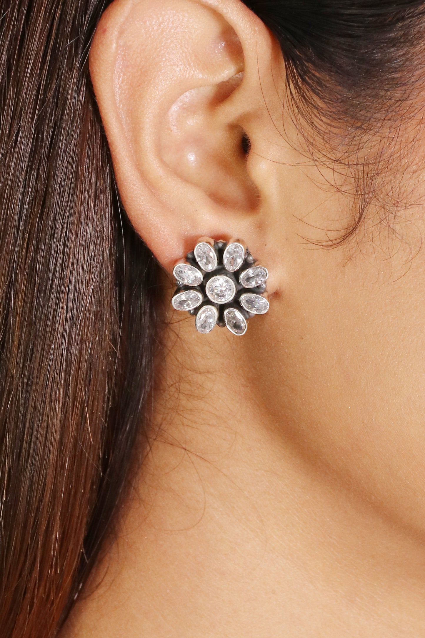 Saadagi White flower earring image 0