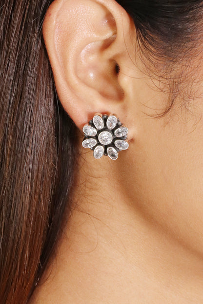Saadagi White flower earring image 0